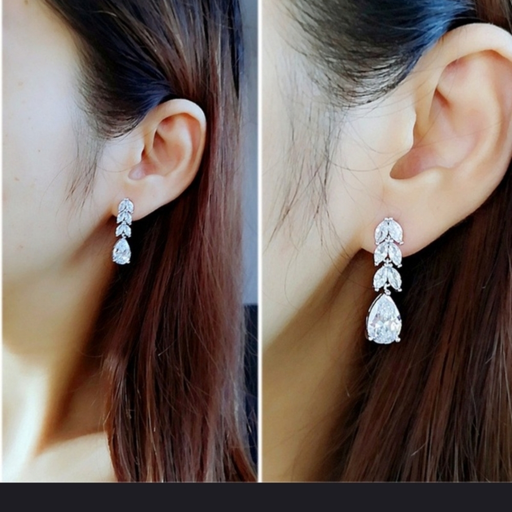 ABSOLUTELY STUNNING!! Leaf Dangle CZ earrings - Picture 2 of 7